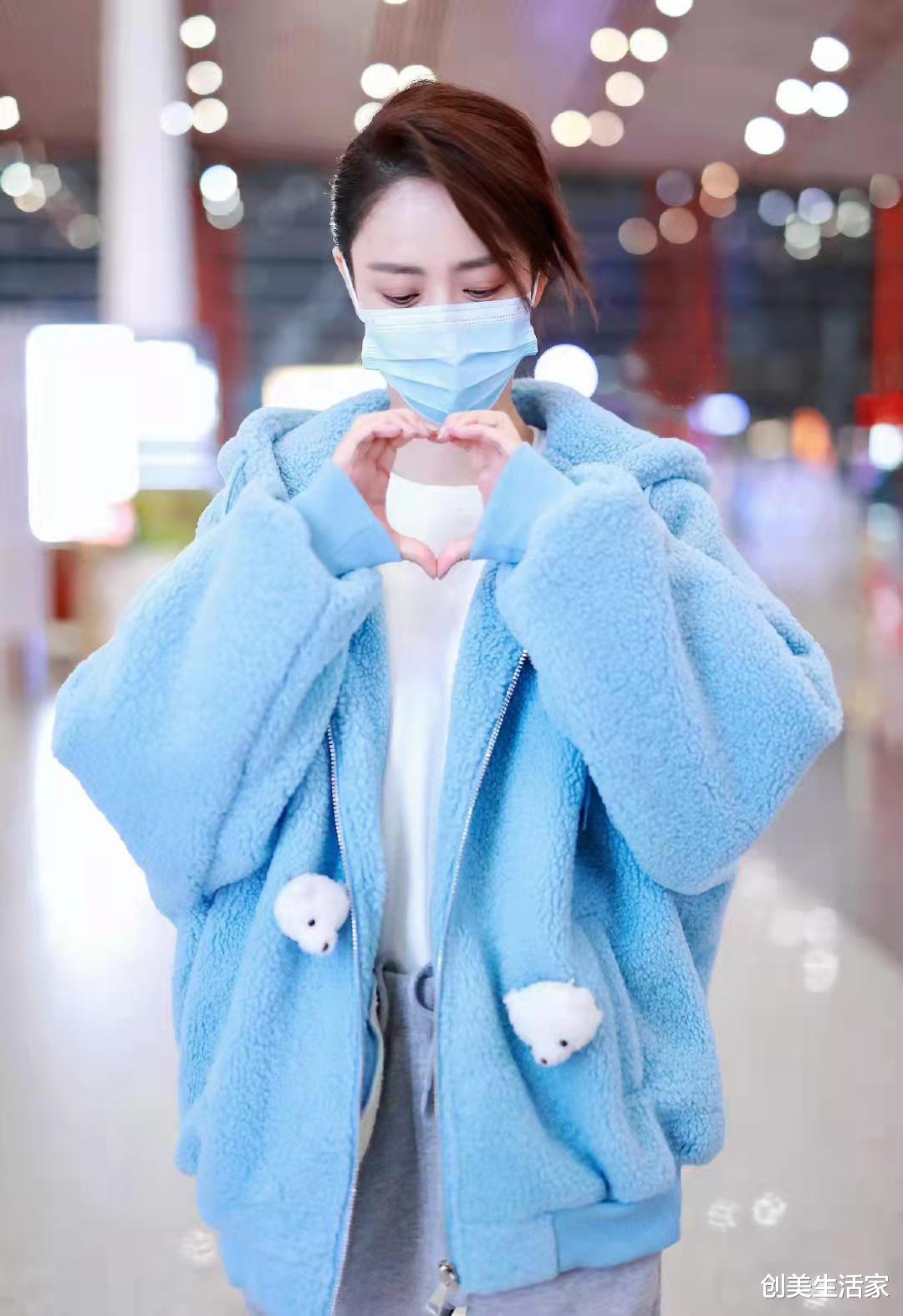 玩偶|佟丽娅穿蓝色玩偶开衫配灰色运动裤，青春减龄和休闲舒适兼具