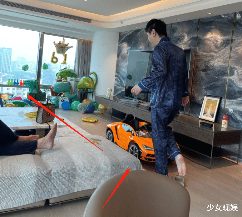 央视|沈腾儿子在家开跑车，豪宅内景却成焦点，有钱人的配置我羡慕了