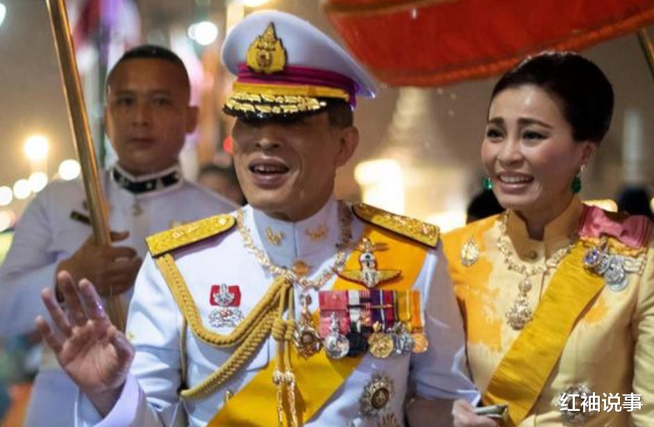 西拉米|苏提达反击西拉米，把自己PS进皇家海报，拽着泰王胳膊秀恩爱