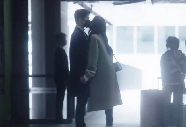 乔晶晶|杨洋太会“亲”了，荣耀夫妇吻戏高能撒糖，连看3遍片花不过瘾