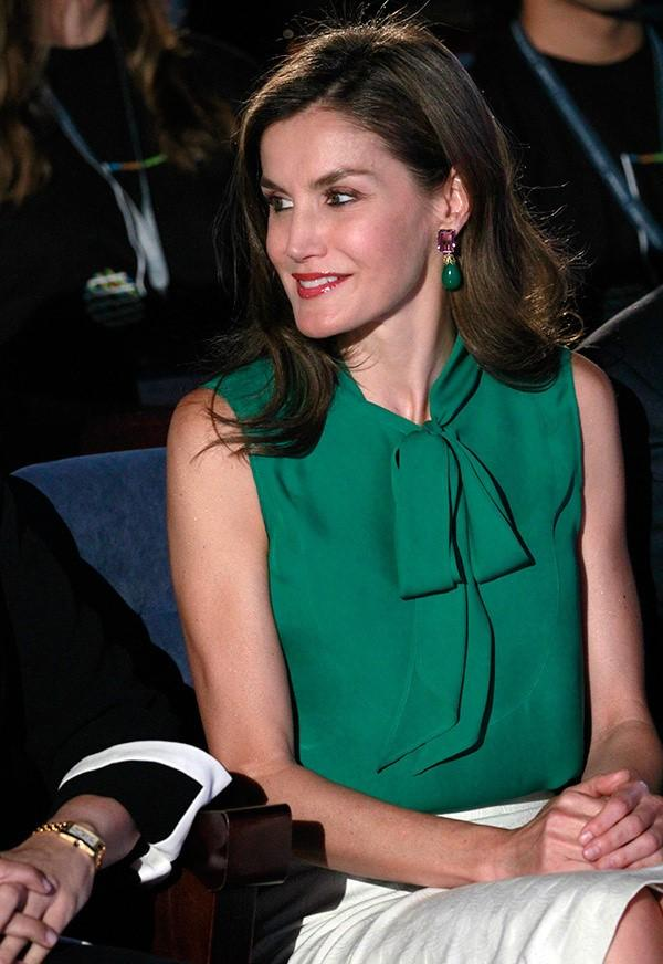 裙装|女儿长大妈妈老了！两位公主穿裙装越来越水灵，莱后现白发变憔悴