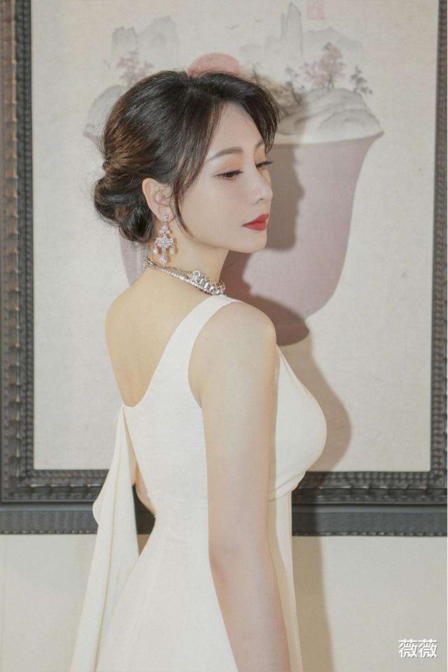 柳岩|被柳岩“鸡蛋臀”迷住了，超模衣服也敢原样照搬，女生看了都心动