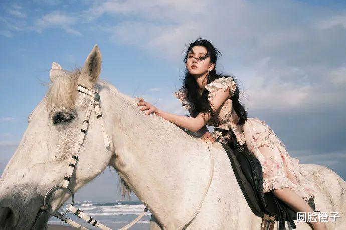 李子柒|宋祖儿大晒骑马美照！身骑白马如出逃公主，浓眉大眼五官太优越了