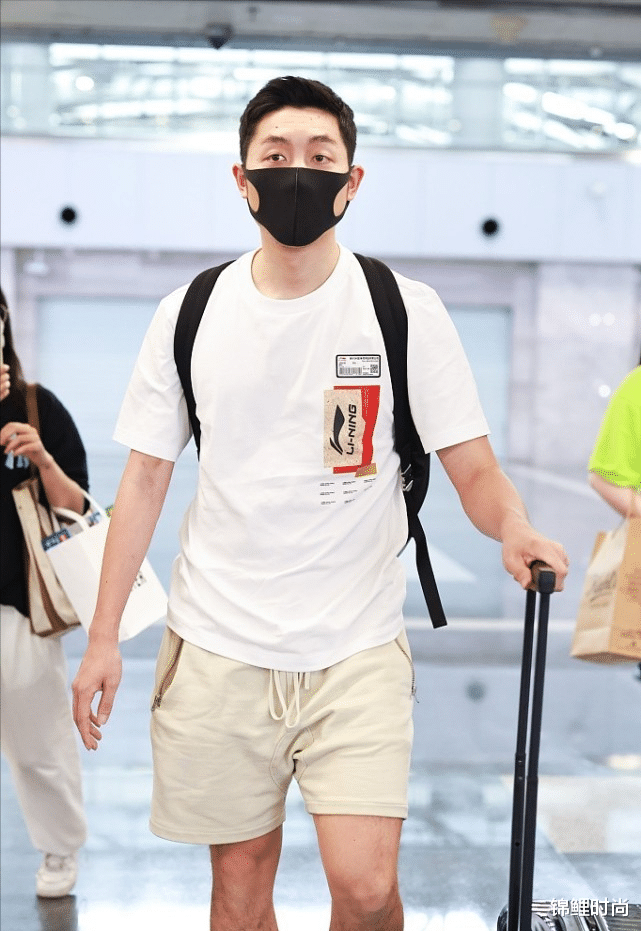 锦鲤时尚|“国乒喜剧人”许昕有了31岁的稳重感，白色T恤配短裤，挺清新的