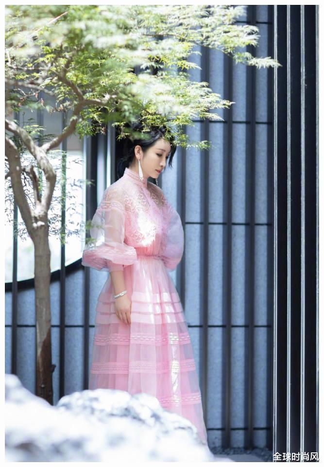 秦海璐搭配“大反轉”，海邊穿粉色套裝好自然，42歲打扮得像24-圖5