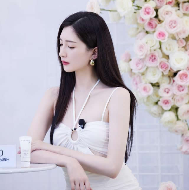 再会旧时光 性感图片：江疏影的吊带裙，4根肩带，大面积露肤，吸睛