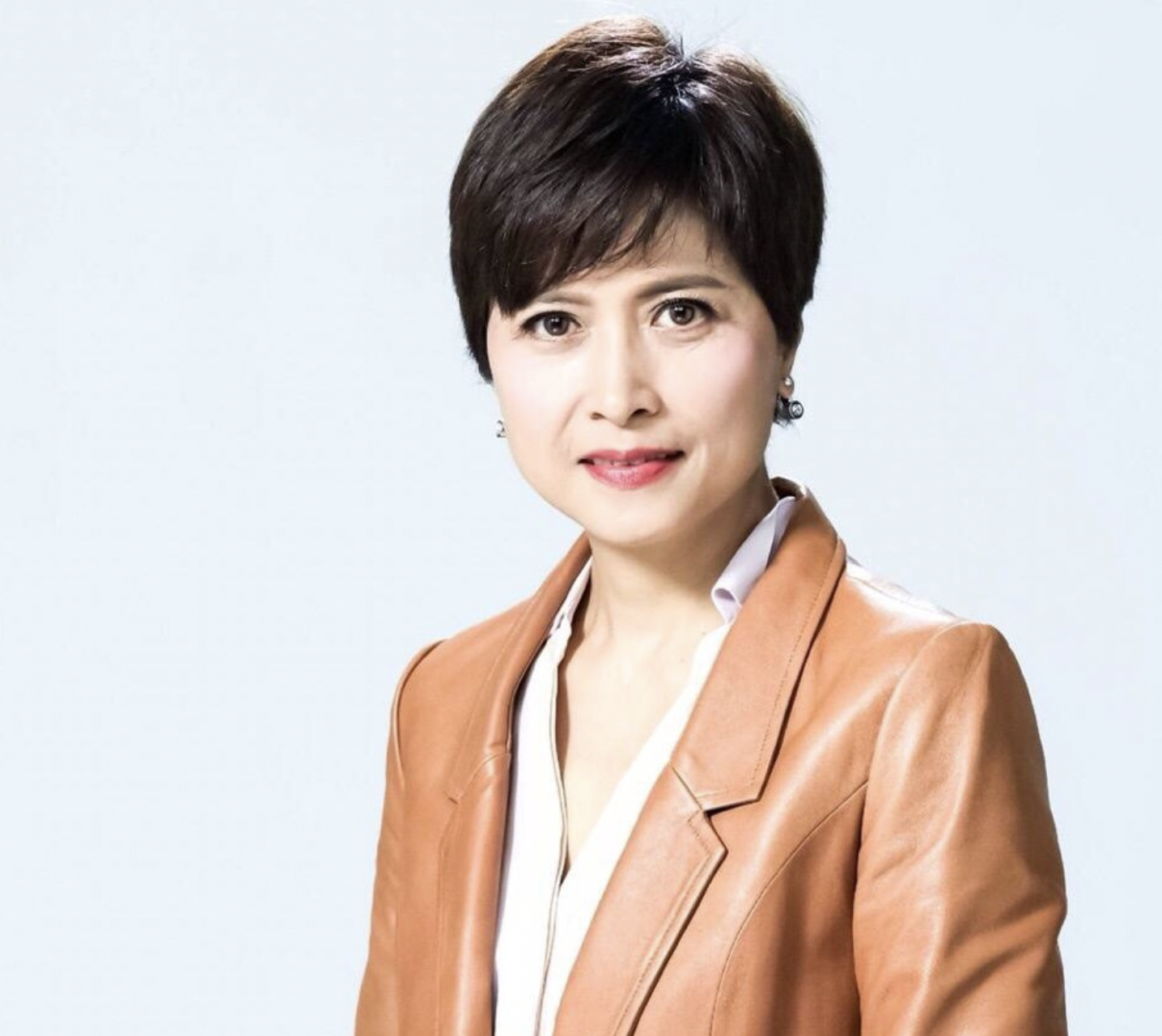 潮帮先生|邵美琪穿一身小黑裙挺优雅，却被“奶奶发型”拖后腿，看着显老气