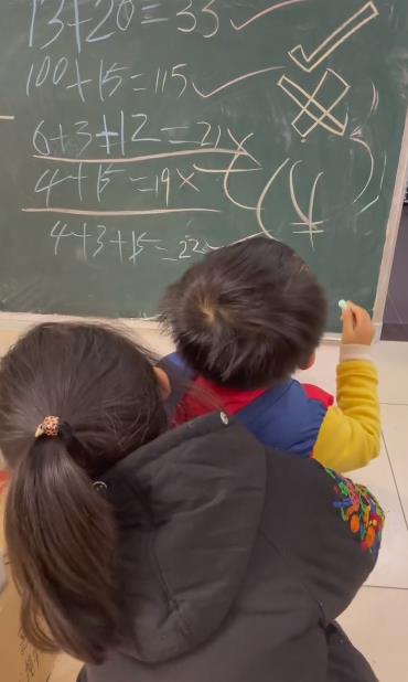 奇奇|姐弟情深！奇奇够不到黑板，悦悦将其抱起，网友：恰如许妈兄妹