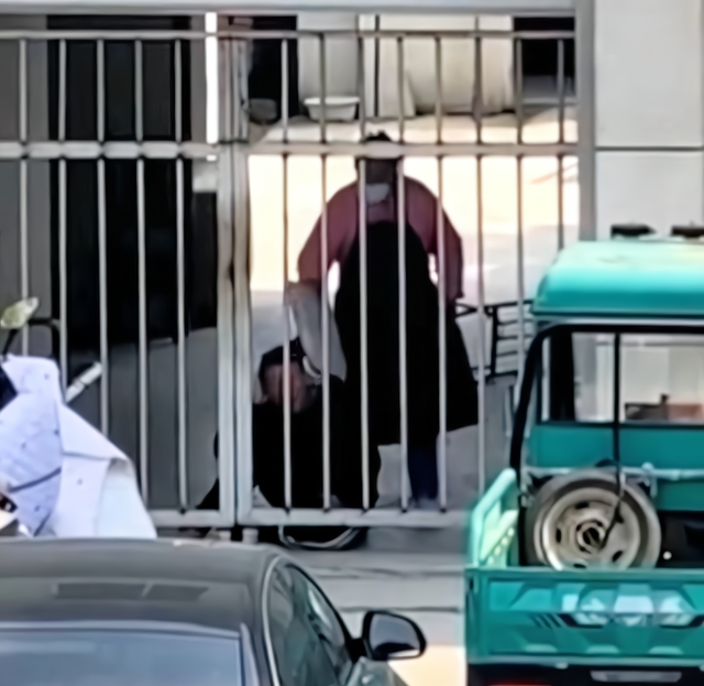 老人在养老院遭虐待，中年妇女拿坐垫打，过后又被中年男子脚踢