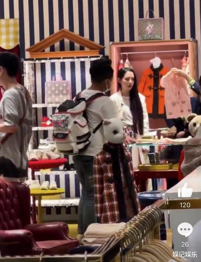 郭碧婷|向佐郭碧婷带女儿外出用餐，cora在餐桌上玩，脸蛋肉嘟嘟像洋娃娃