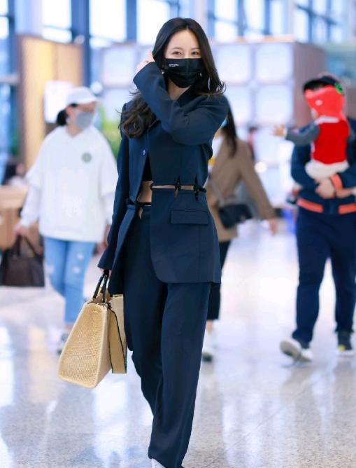 关晓彤|衣服又越穿越少了！关晓彤沈梦辰撞衫同款西装外套，关内搭更大胆