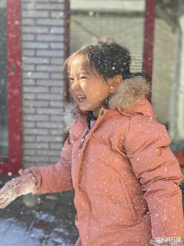 高云翔|高云翔晒与女儿近照，戴女士粉手套惹关注，拍摄者疑似董璇