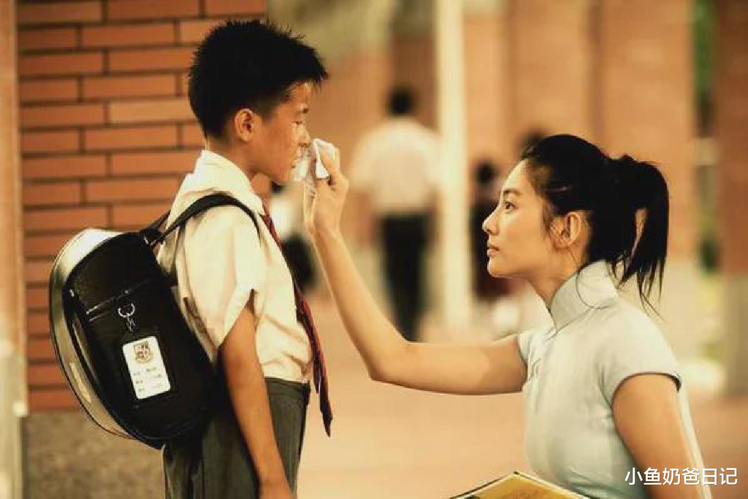 小鱼奶爸日记|不鸡娃被排挤,37名家长联名要求7岁女孩转学后续:班主任被撤职