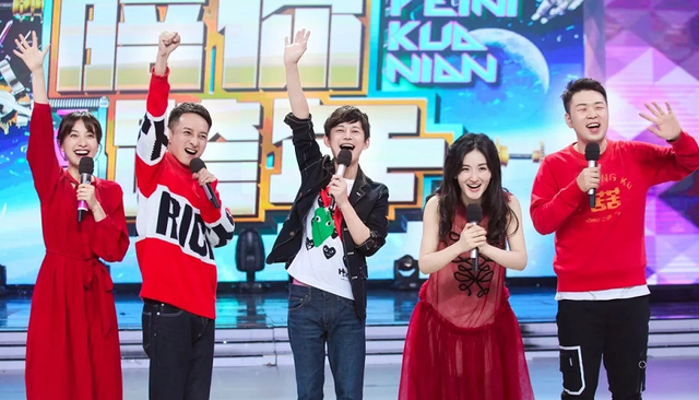 何炅|何炅：一边直面大本营无限期停播，一边高调庆祝“出道10000天”