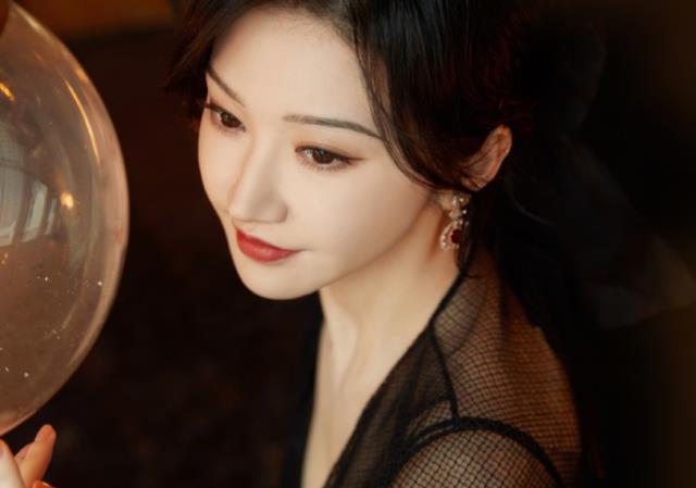 景甜|景甜“薄雾裙”造型绝了！看着只有一层纱，秀出身材全看到