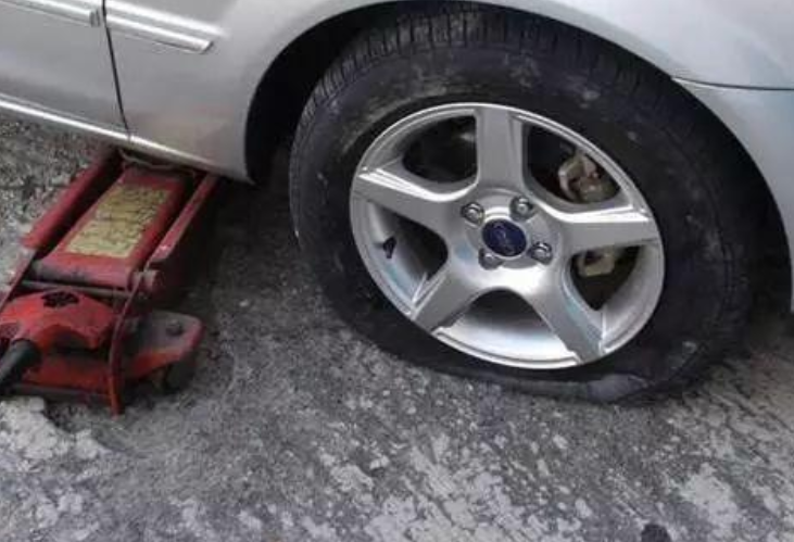 乘务员 面包车爆胎，停应急车道换胎罚200，车主：宝马咋不罚？