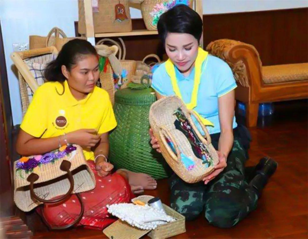 关晓彤|诗妮娜罕见换发型，复古卷配“透视鱼尾裙”美得惊艳，难怪成赢家