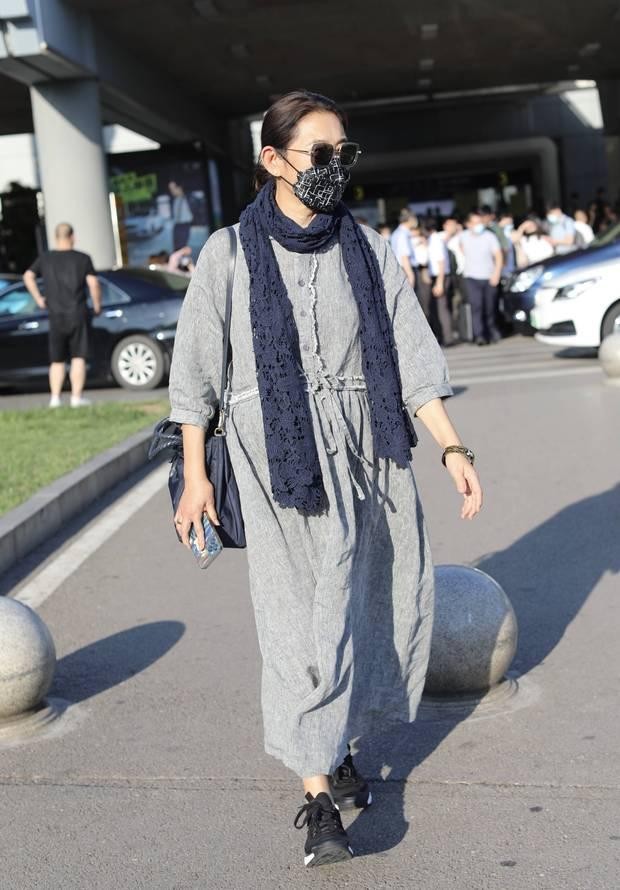 潮流新风|倪萍瘦了后真任性，穿粗衣麻布走机场，不仅不土反而很洋气，真美