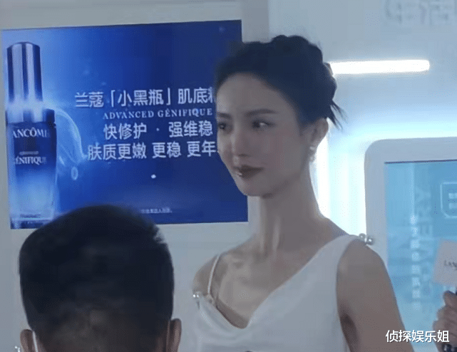 金晨|金晨活动生图曝光，穿吊带白裙又高又瘦，腕线过裆身材比例完美