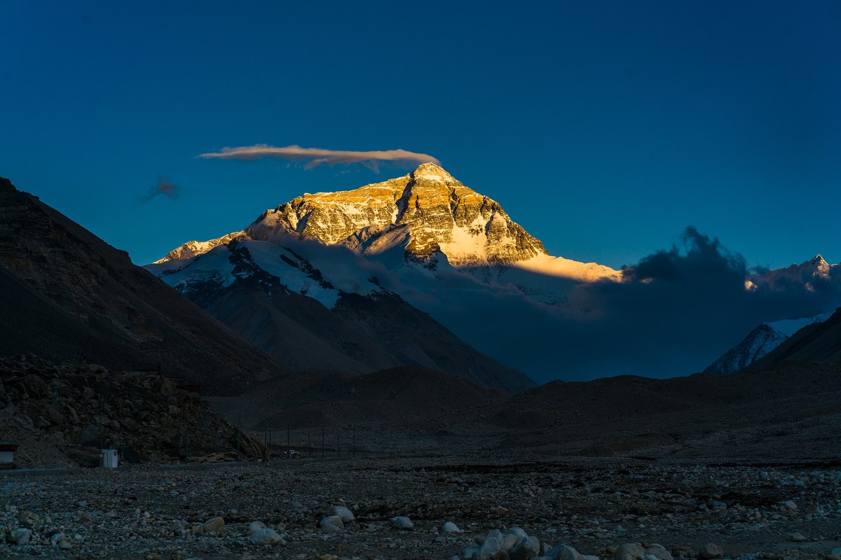 三体 火星地壳有3层，厚66km，地下熔岩管可容纳城市，偶有白烟冒出