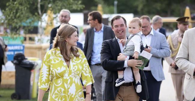 当年的明月|一岁多的查尔斯王子又营业了，小家伙玩得太嗨，腿上沾满了泥