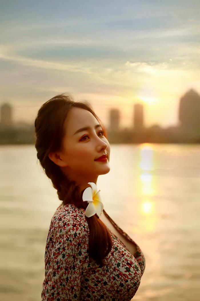 毛不易|落日余晖，光芒万丈，美人袭一身碎花长裙与霞光比美！