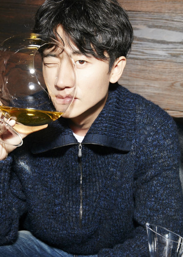 |走进黄轩生活中的家,室内用烛光照明,有点昏暗但充满浪漫气息