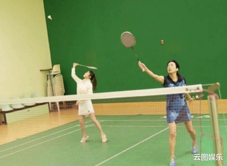 香港小姐|郭晶晶63岁婆婆打羽毛球，穿短裙大秀美腿，与小28岁港姐同框比美