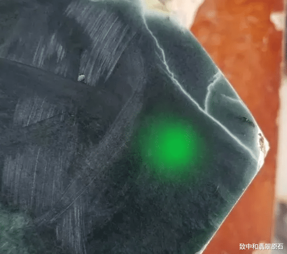 翡翠|单身狗土豪花23万闲钱买下的翡翠原石,擦口显现极品墨翠,成品美到爆