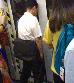 |“钓鱼被咬了一口，好在是条招财龙鱼！”哈哈哈评论很一致了