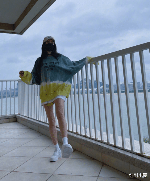 杨幂|杨幂晒美照带头支持国货！脚踩百元鸿星尔克，未P图下的双腿瘦成竹竿