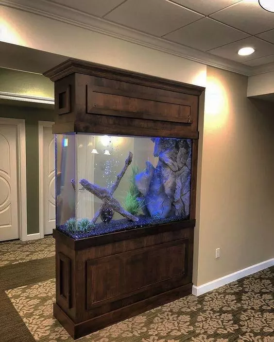 越来越多的人兴这样装隔断，用镂空雕花钢板，或用鱼缸，大气时髦