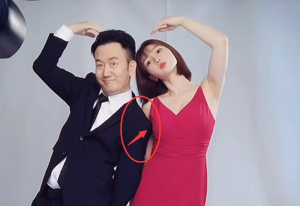 姚明明|王太利和柳岩拍海报，手肘摆放位置引起热议，被指揩油揩得太明显