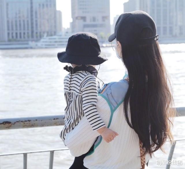 唐嫣|网友偶遇唐嫣接女儿,女儿首度曝光,走路可爱像妈妈