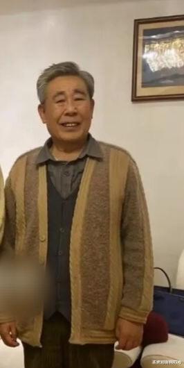 间谍|春晚常客李文启近照曝光，77岁白发多却梳得齐，打扮潮流似年轻人