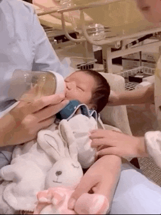 麦迪娜·买买提|麦迪娜边跳舞边哄娃，扭脖子灵活轻松，未出月子状态已恢复少女