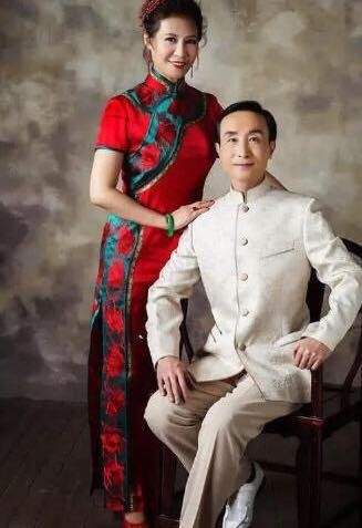 巩汉林|63岁巩汉林和老婆罕秀恩爱！头发稀少面容红润，金珠身材姣好