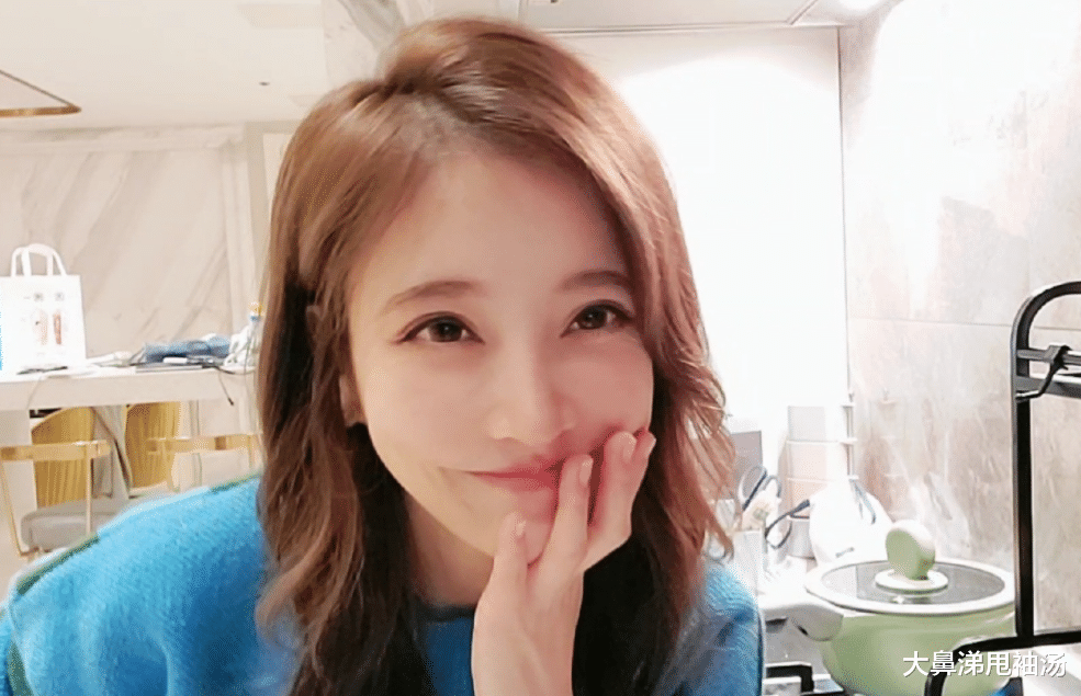 斛珠夫人|冯提莫厨房名场面！手拿铲子大秀舞技，网友：新开发的锅铲舞？