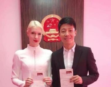 奶球妈咪聊|撒贝宁李白罕见同框,带龙凤胎游玩被偶遇,健身后肌肉结实状态好