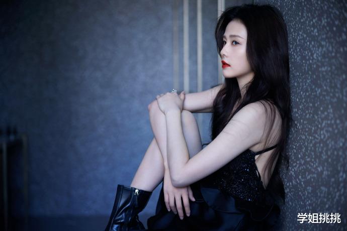 白梦妍|白鹿的美照让人百看不厌,黑色吊带裙俏皮灵动,回眸一笑很迷人