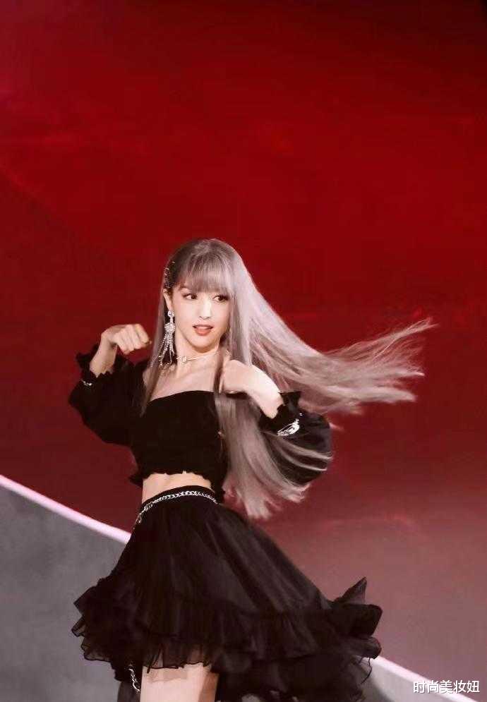 佟丽娅|佟丽娅离婚后风格大变，染灰紫色长发配女团造型，美得差点认不出