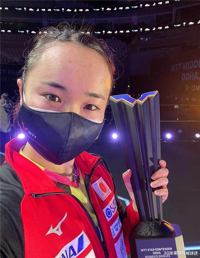 伊藤美诚|伊藤美诚夺双冠两眼冒光！球迷调侃：奖杯不用抓那么紧，没人抢！