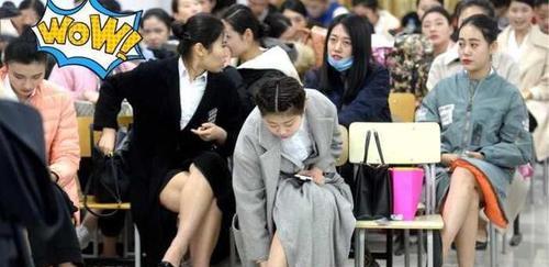 舜网 空姐面试不准化妆，看到第二张图才发现，原来美女全身都能作假
