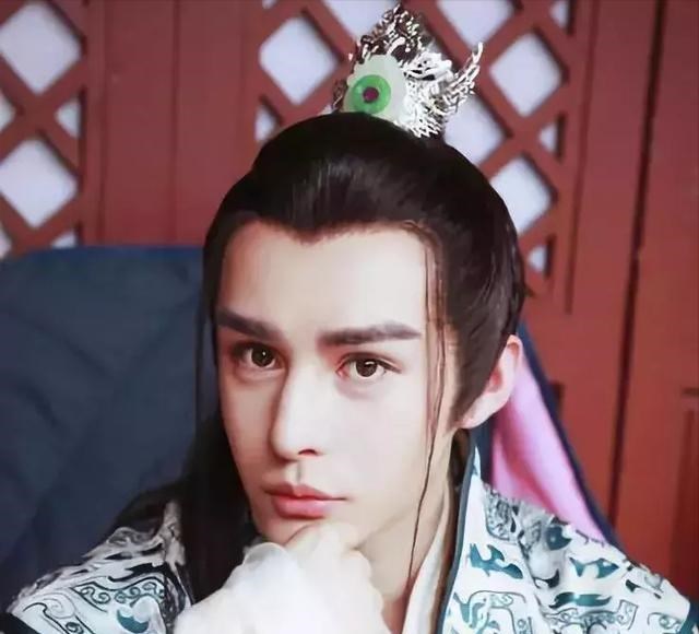 整容|从网红转型做演员,大方承认整容,《香蜜》中的他又换了张脸?