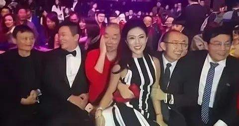 苏芒|坐潘石屹大腿摸史玉柱下身？苏芒奔放旧照曝光，马云在旁边干笑