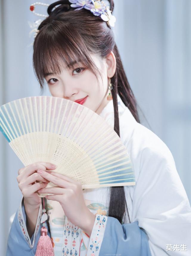 王冰冰|央视记者王冰冰汉服造型曝光，化身为明朝少女，一举一动都美画