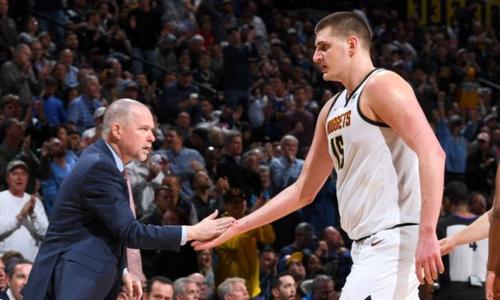 掘金队|14分钟狂输32分！掘金离谱8-40引热议，约基奇拒听战术独坐替补席