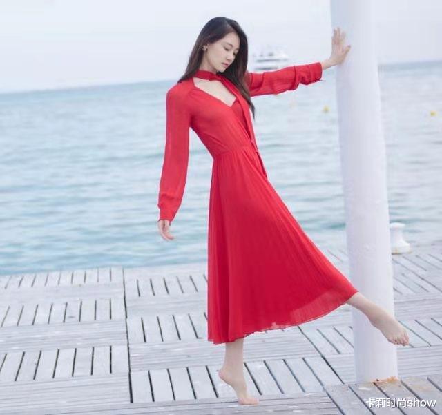 卡莉时尚show|苗苗好会挑礼服，每一件都适合她的气质，乖巧甜美，难怪郑恺选她