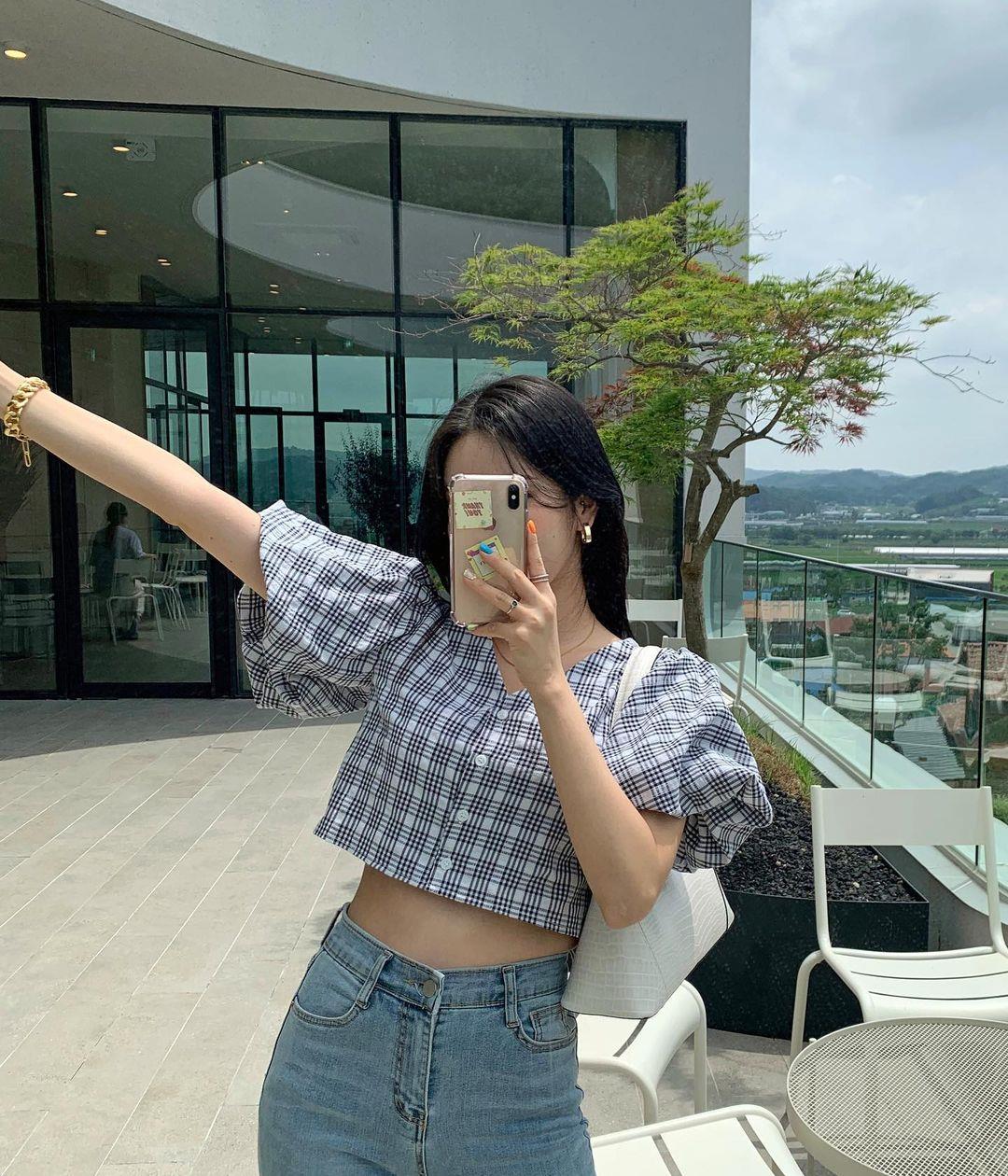 一个爱穿搭的小马甲|夏日通勤搭配典范：短袖衬衫与牛仔裤的完美配合，气质又时髦