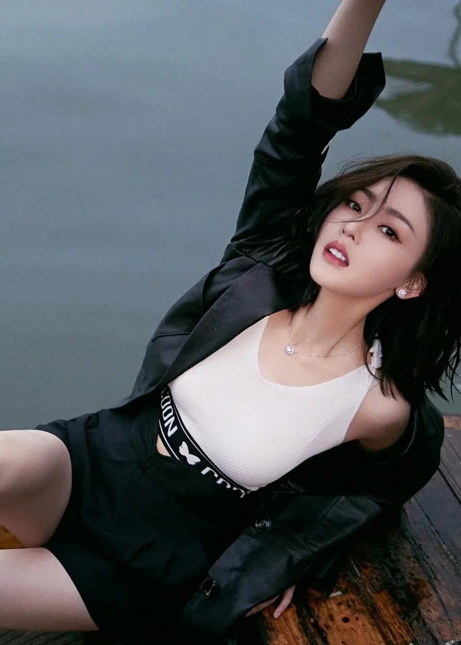 张天爱|张天爱西湖写真，雪肤玉貌身材曼妙性感撩人，网友: 太妩媚了